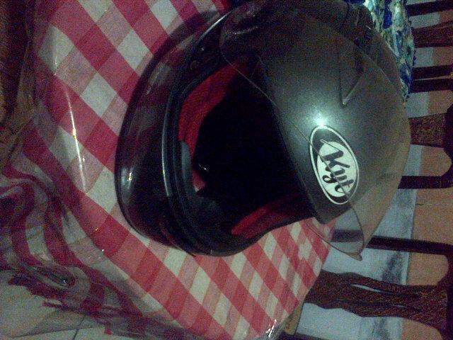 mecun_89846's tweet photo. Helm kyt buat cwo warna abu harga 300rb bisa nego. Hubungi cp pin BB.2ABB7052 http://t.co/G6LbXeNBGH
