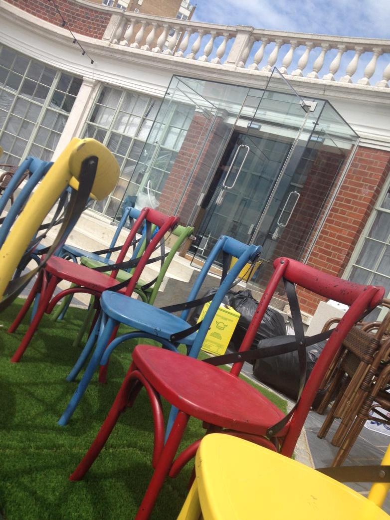 thestrings07's tweet photo. Getting ready! @oystercreekco @LoveSouthendUK @SouthendFun @Southend0nSea @WestcliffonSea #southend #seafrontdining http://t.co/yQQNSH9k1k
