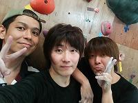 石井一貴 福島潤さん萩道彦さんと僕で共同blogでも話してたボルダリングへ 服も髪も顔も汗とチョークと疲労でぐしゃぐしゃになるまで楽しんできました 空いてる時間に行けたのでジムの許可を頂き撮影 集合写真は最初に撮るべきですね 疲れの色が濃すぎ