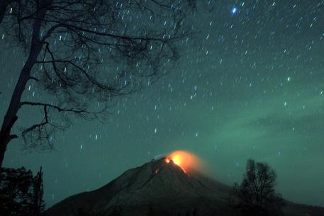 Agenzia_Ansa's tweet photo. #Indonesia Allerta massima per il risveglio del vulcano #Sinabung FOTO http://t.co/N2hkBQLmwg http://t.co/eVrQ2AEnqf