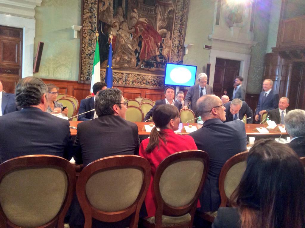 A palazzo Chigi con <a href="/matteorenzi/">Matteo Renzi</a>, le regioni e i comuni per gestire fenomeno migratorio e portare in #UE Italia unita