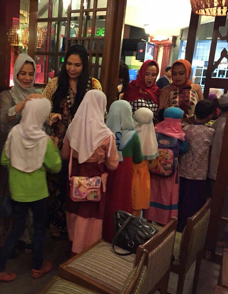 memes605's tweet photo. ♡ @MemesSays: @memes605 bersama para anak yatim dlm rangka buka puasa bersama di Takigawa PIM 2 #latepost http://t.co/XXLilHwnHL"