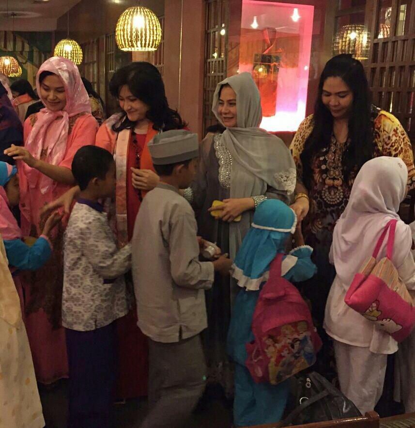 ♡ <a href="/MemesSays/">MemesSays</a>: <a href="/memes605/">memes</a> bersama para anak yatim dlm rangka buka puasa bersama di Takigawa PIM 2 #latepost "