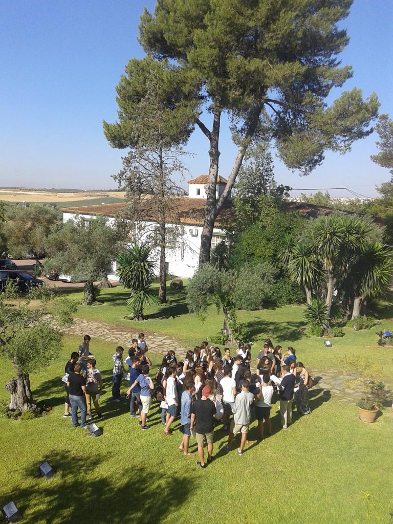 EISnews's tweet photo. Nuestros alumnos de 2° de Bachillerato comienzan el ensayo de su Graduación, que será mañana por la tarde. http://t.co/lyRSNYkIGN