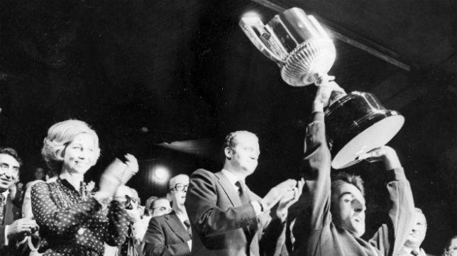 AdanGiraldez's tweet photo. 25 de junio de 1977. Se cumplen 38 años de la primera Copa del Rey del @RealBetis. Honor a los Campeones del 77. http://t.co/RIquUilDtQ