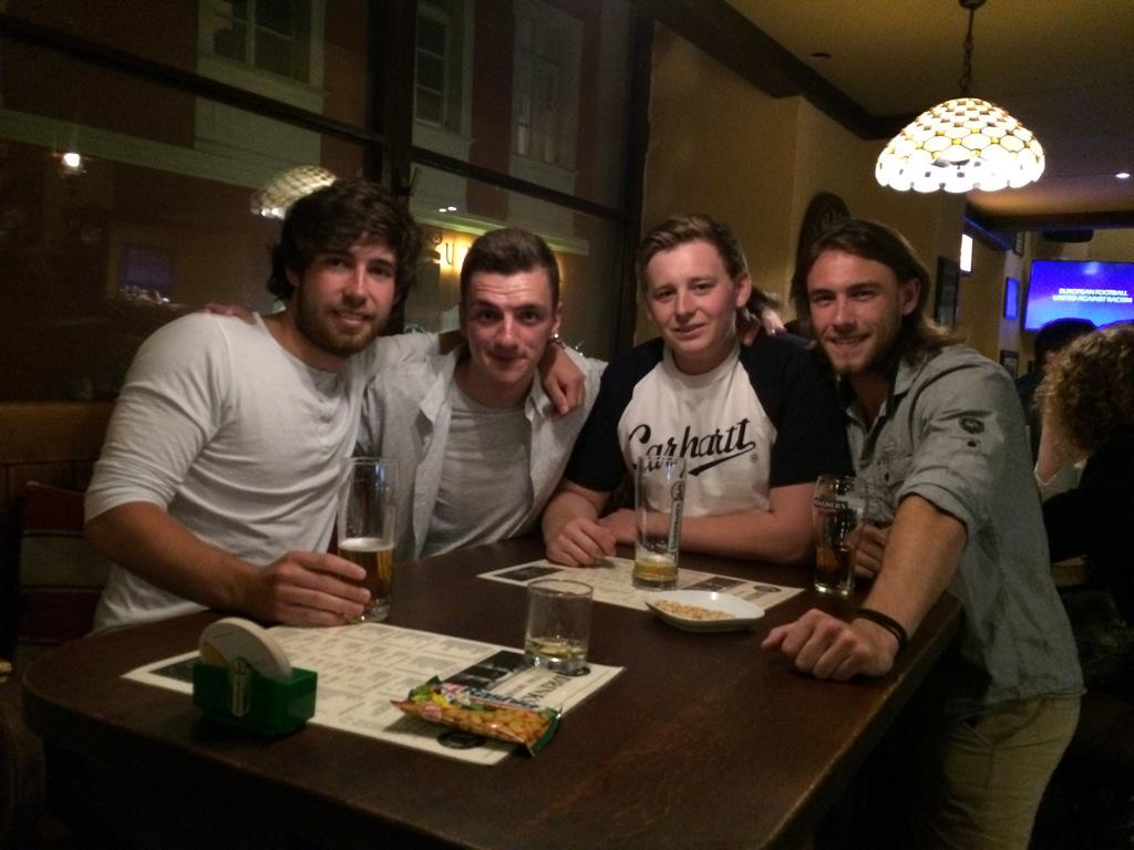 Sam_Thorntonn's tweet photo. @TommyMore3 guess who I seem last night http://t.co/Cvk0EtSQhj
