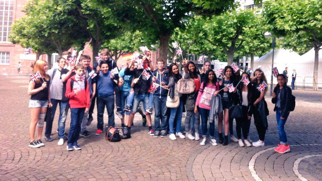 le_stre's tweet image. Geschichtsunterricht mal anders: Diese Schulklasse aus Dreieich ist auf den Spuren der Queen. #QueenInFfm