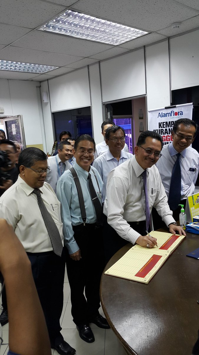 kpkt_gov's tweet photo. KSU @DMM064 menandatangani buku pelawat disaksikan oleh pengurusan @alamfloramynew @swcorp_my &amp; DBKL. Welcome Datuk! http://t.co/aM1bTxvwyN