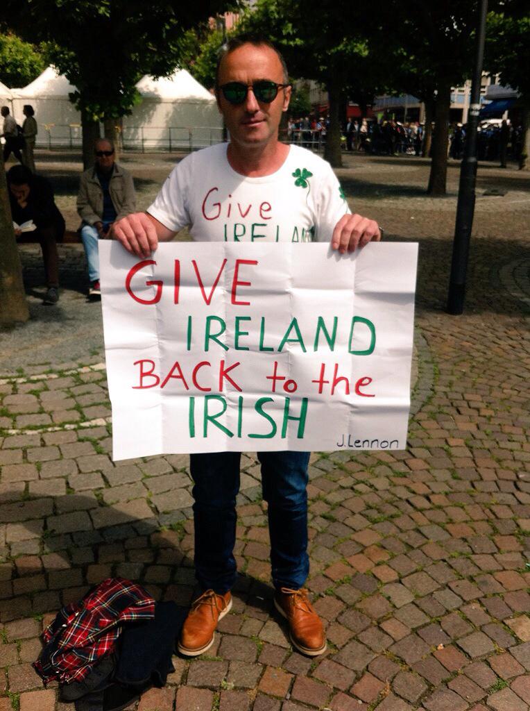 le_stre's tweet image. Paddy aus Irland hat eine Botschaft an die Queen. #QueenInFfm