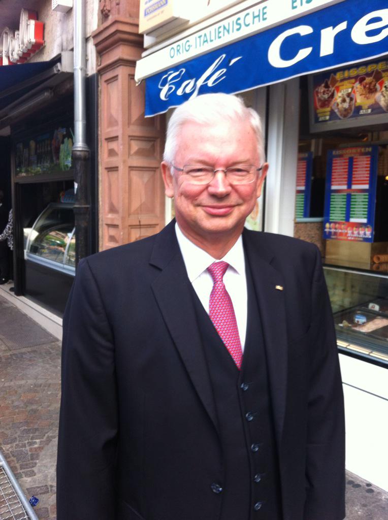 le_stre's tweet image. Zu Fuß zur Queen: Ex-Ministerpräsident Roland Koch schlendert zum Römer. #queeninffm