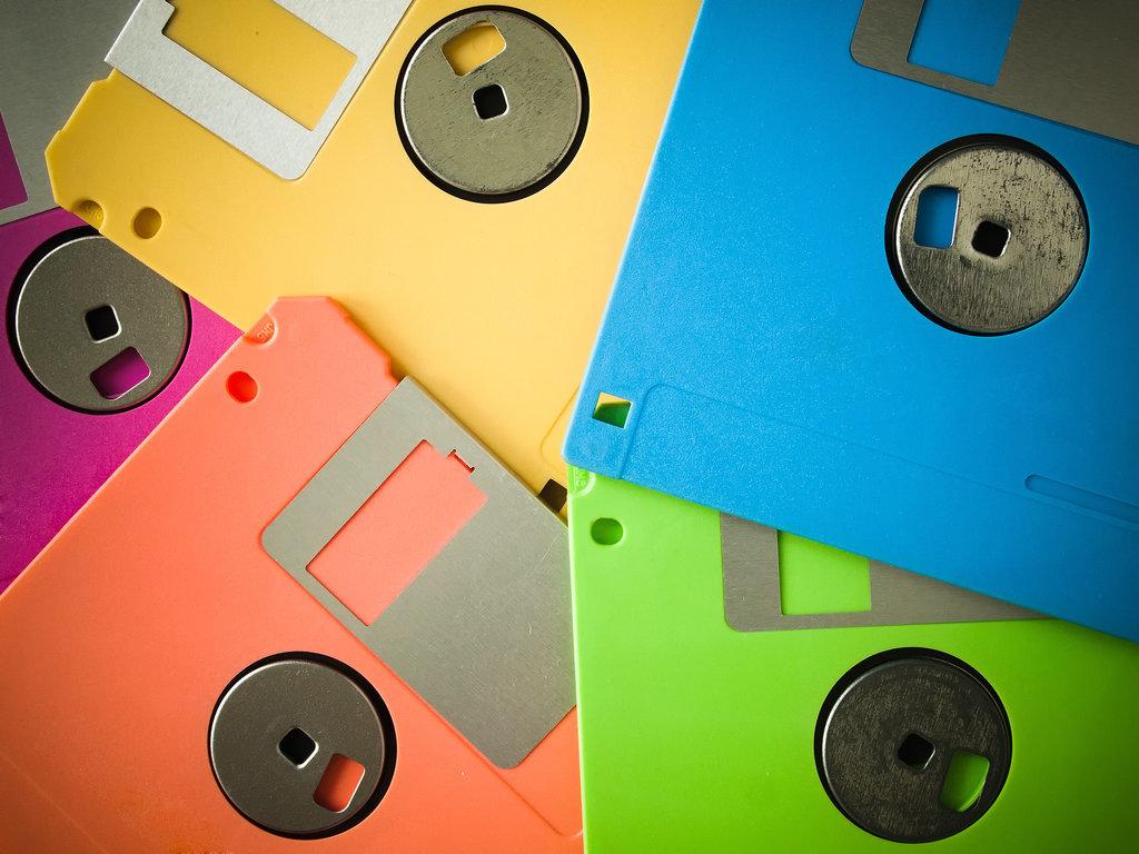 synclistAPI's tweet photo. #ThrowbackThursday -remember these commonplace storage media mid 1990s - how quickly things have changed http://t.co/Nab4Ym0rEA