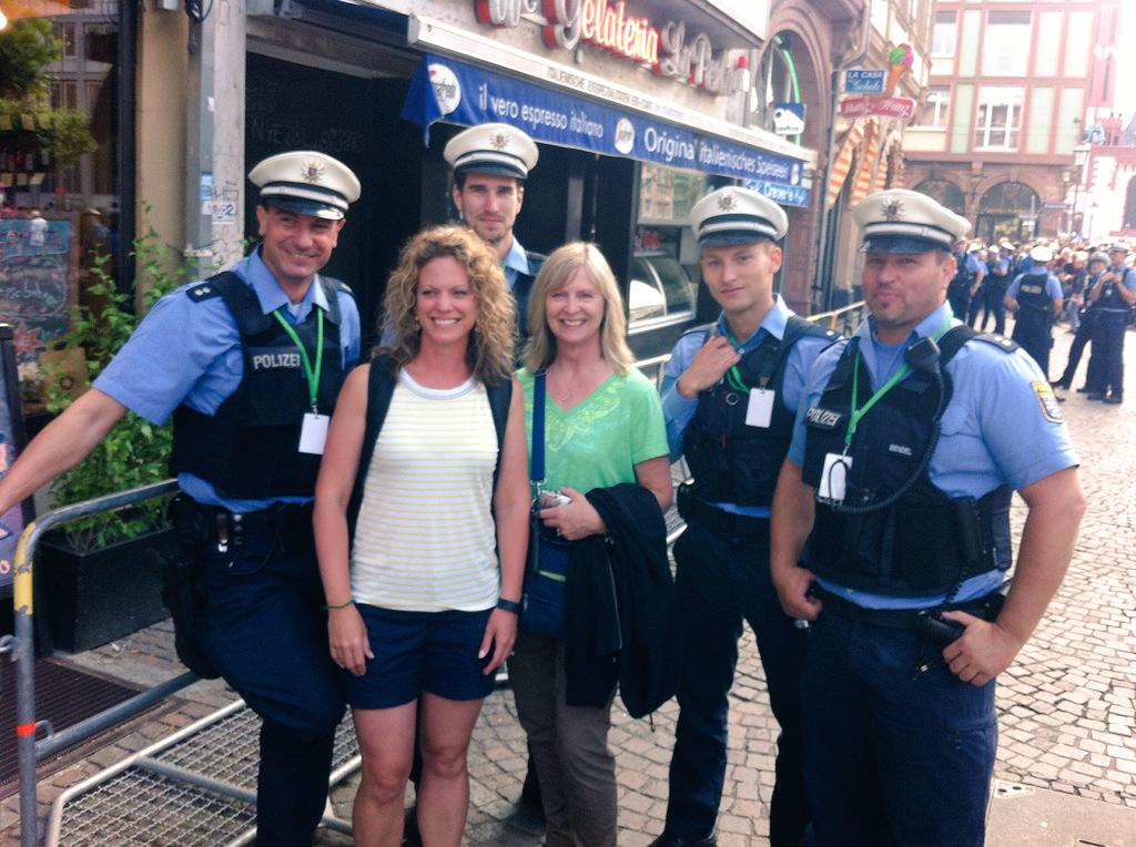 le_stre's tweet image. Die Leibgarde der Queen? Jennifer und Sandy aus Seattle finden es amazing. #QueenInFfm