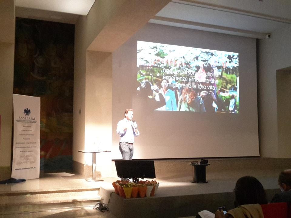 Asseprim's tweet photo. La "customer age" é arrivata. Non si compra più un prodotto o servizio..si compra l'esperienza. #multitouchmarketing http://t.co/5NWgmcZ3yf