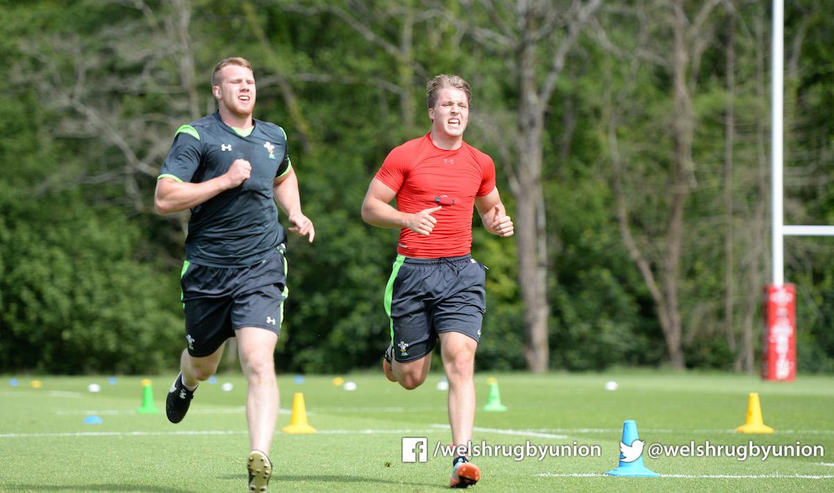 WelshRugbyUnion's tweet photo. Tough morning conditioning session for @dragonsrugby duo @jackdixon1312 and @TylerMorgan013 http://t.co/F9QOMrN5lX