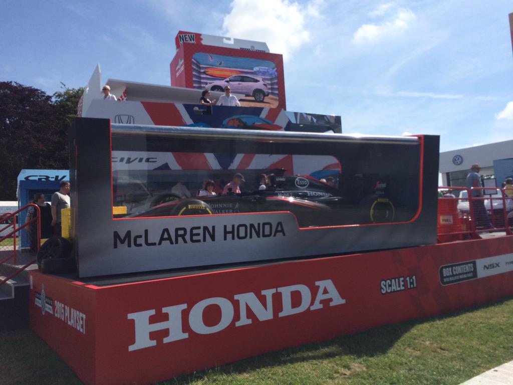 forzaferrari7's tweet photo. Life Size Models!! @McLarenF1 @HondaRacingF1 @Honda_UK #FoSLive http://t.co/6stopuMsy5