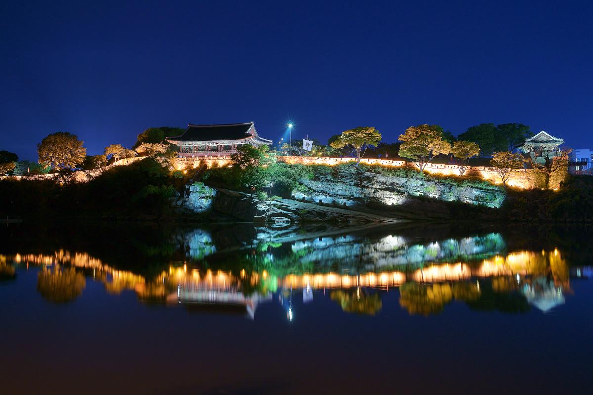 "남한의 3대 정자로는 진주 남강변의 촉석루, 밀양 낙동강변의 영남루, 제천 청풍 남한강변의 한벽루를 꼽고 있다"
[특별기고]유홍준 ‘한국의 이미지’로서 정자의 미학
hani.co.kr/arti/opinion/c…