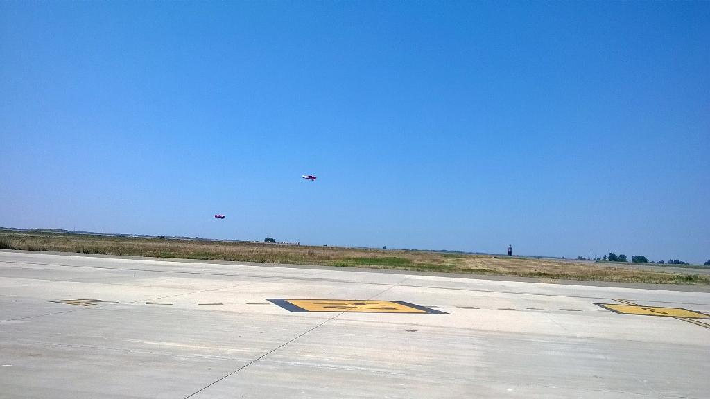 7 aviadors ja estan a l'aire per a la cursa #demostració #lleidaairrace1 #airchallenge2015