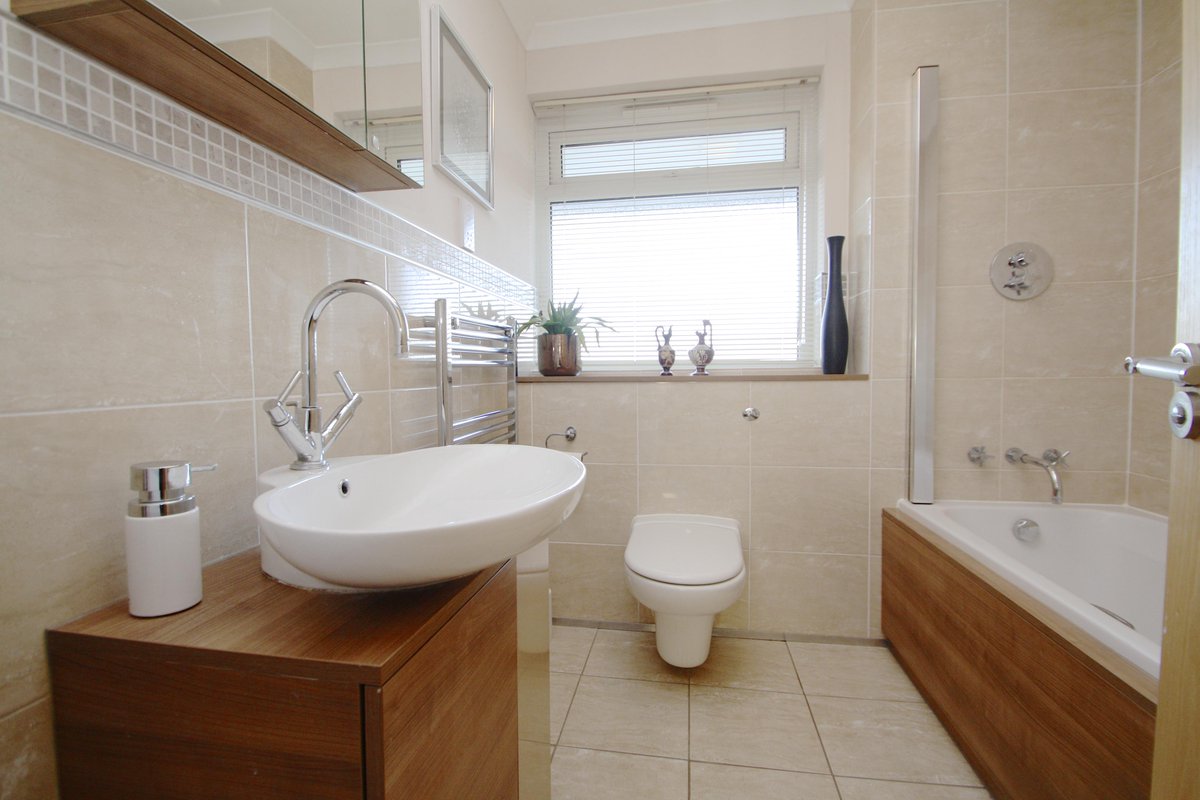 RodgersEstates's tweet image. Spacious apartment close to #Taunton 2 bedrooms  #ForSale #property #somerset  tinyurl.com/p3qv2qd