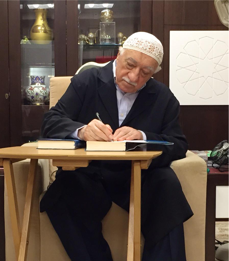 osmansimsek_1's tweet photo. Bir tebessüm, bir tatlı söz, bir küçük hediye.
Gönül almaya vesile.. Ramazan'da hele!
Hocamız sabah kitap imzalarken. http://t.co/imFzTR920y
