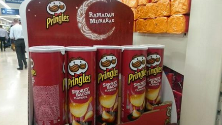 HuffPostUK's tweet photo. Blundering Tesco promotes #Ramadan with smokey bacon Pringles http://t.co/u8Pf9aCESD http://t.co/mwKWw9uM8b