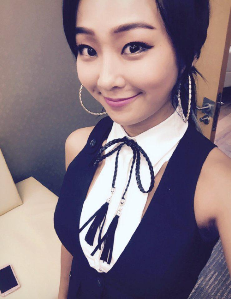 sistarsistar's tweet photo. [#효린] 오늘 여러분께 찾아가는 첫!! 컴백무대에요!! 잊지 않으셨죠? 꼭 본방사수하세요!! TV보면서 같이 쉐킷쉐킷!! #씨스타 #SHAKEIT #SISTAR #쉐이크잇 http://t.co/0aucLtnabJ