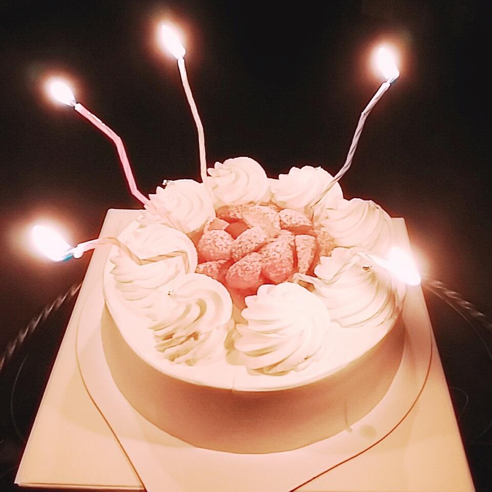 금을 올려놓은 생일케익입니다. 50에서정지된 초다섯개~~^^