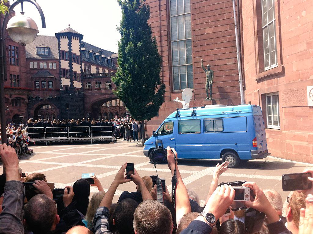 le_stre's tweet image. Irgendwo dahinten muss sie gewesen sein. #QueenInFfm