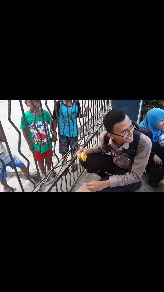 qudsyiaf's tweet photo. Woy mas biasa aja dong mukanya kalo ngasih ta'jil #MPKMB52inAction @bemkmipb @MPKMB52 http://t.co/HlvSLUaEet
