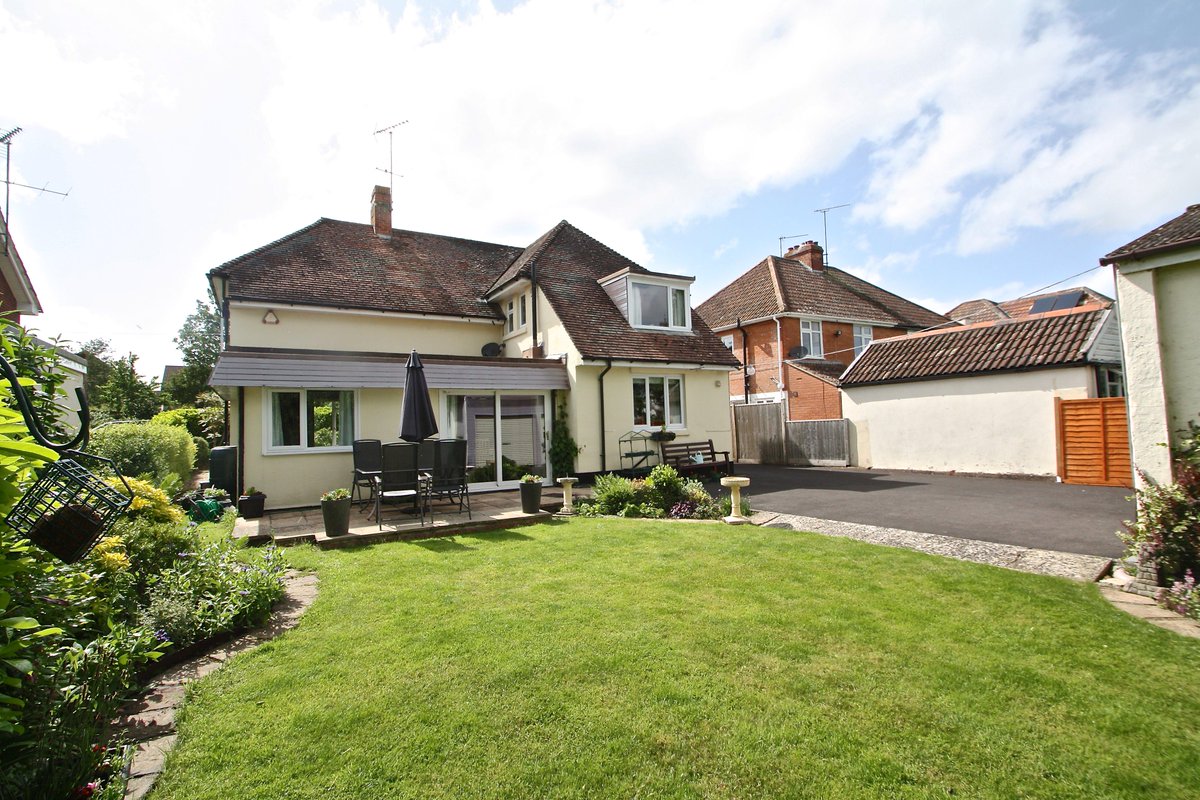 RodgersEstates's tweet image. Spacious 4 bedroomed detached family home. #Taunton #ForSale #LargeGardens #NotToBeMissed
 tinyurl.com/qa6flsk