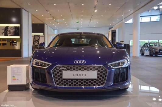 EXSPENSlVE's tweet photo. Audi R8 V10 2015 http://t.co/2ucmGJ2aun