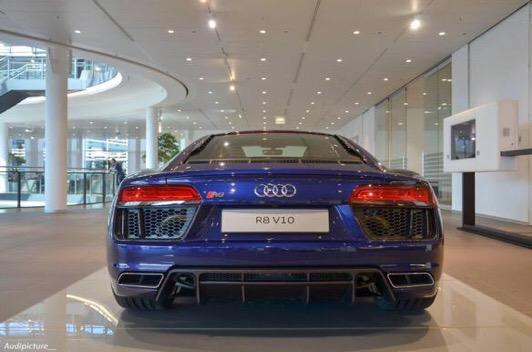 EXSPENSlVE's tweet photo. Audi R8 V10 2015 http://t.co/2ucmGJ2aun