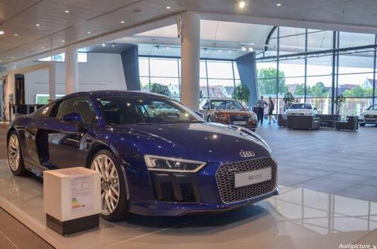 EXSPENSlVE's tweet photo. Audi R8 V10 2015 http://t.co/2ucmGJ2aun