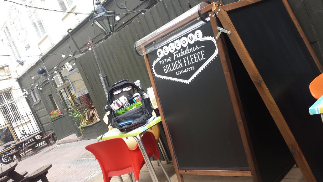 MrArtiste's tweet image. Today's #office all set and #readytogo #signcraft #chalkboards #handwrittenlettering @fleecepub