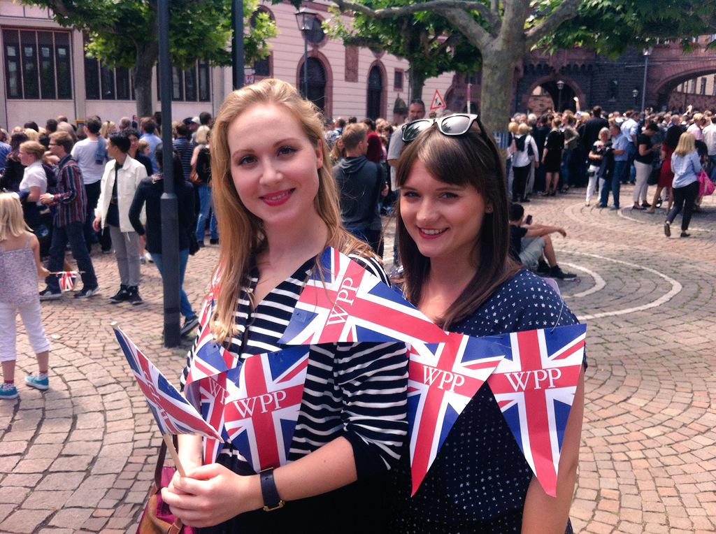 le_stre's tweet image. Mittendrin ist auch daneben: "Jemand hat uns ein Foto mit der Queen gezeigt. Jetzt gehen wir shoppen." #QueenInFfm