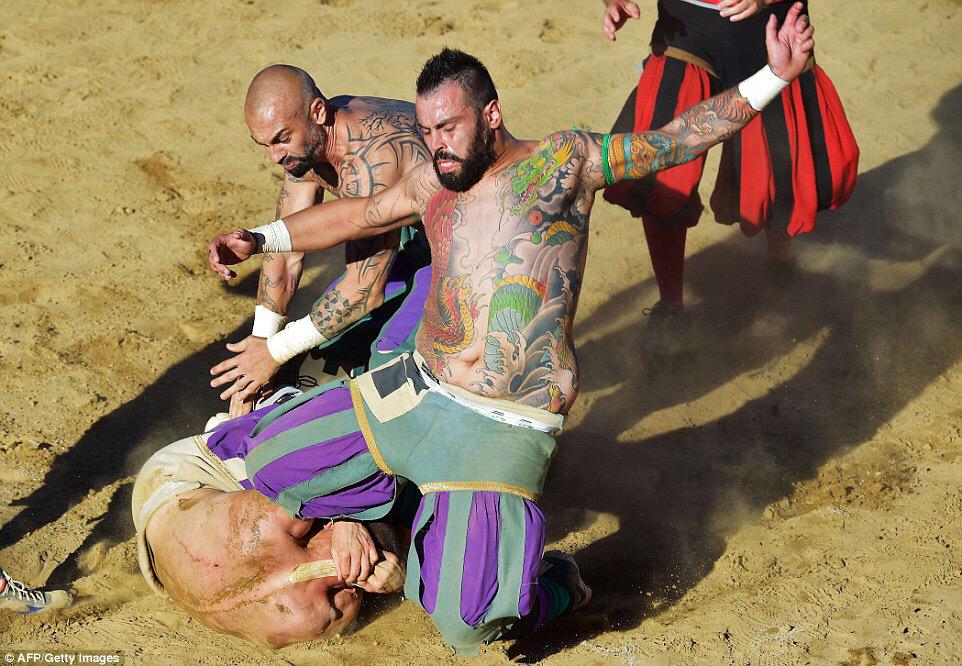 Floransa'da 27'şerli 2 takımla oynanan ve topu kapmak için her şeyin serbest olduğu geleneksel 'Calcio Storico' maçı!