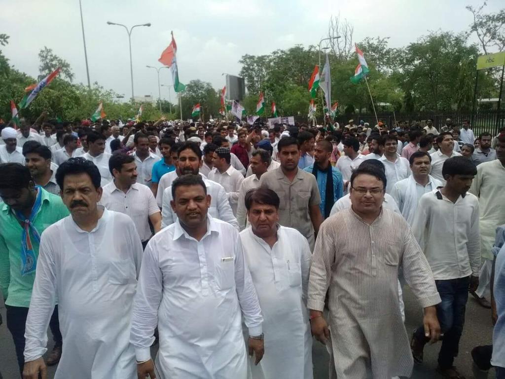 rkvyas's tweet image. #RajeforLalit Big demonstration at Jaipur by State Congress demanding resignation of Raje.