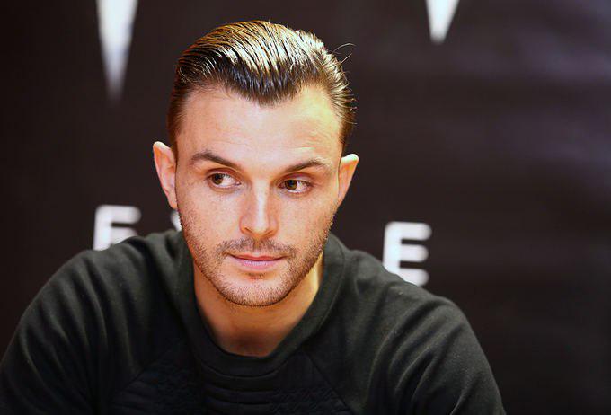 Theo hutchcraft. Тео дэвид хатчкрафт. Theo хатчкрафт. Солист группы hurts. Те́о ха́тчкрафт.