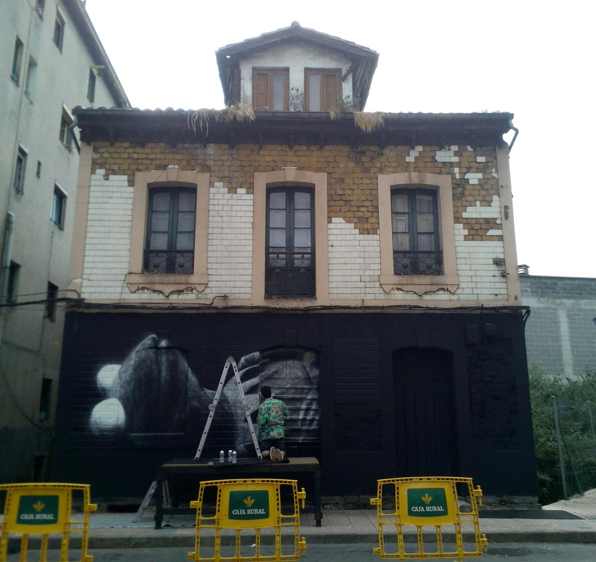 espaciothink's tweet photo. El graffiti de ARZE Art ya va cogiendo forma... ¿os atrevéis a comentar que puede ser? #TCnight http://t.co/OvD8IGx5hH