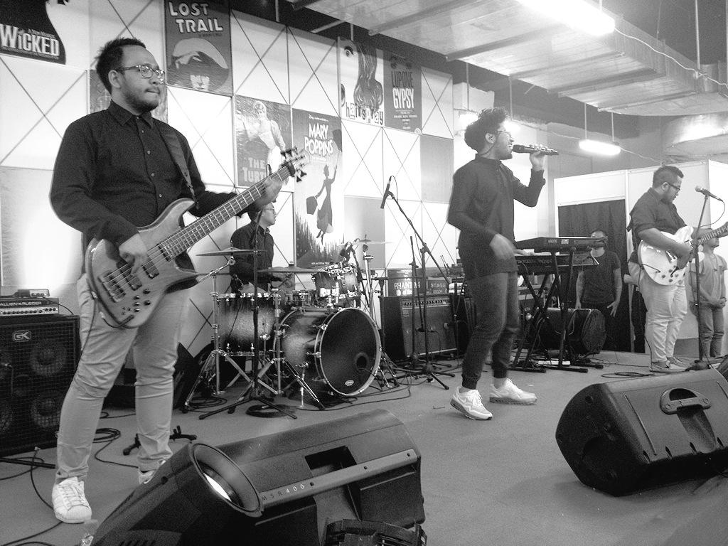 KuntoAjiUpdate's tweet photo. [Now] Kunto Aji live on stage at @broadwaymarkett http://t.co/DXiOAq7gpP