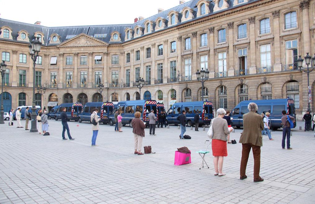 O_N_L_R's tweet photo. Pas de CRS pour empêcher les émeutes? #taxis #UberPop Ben ils s'occupent des dangereuses #sentinelles #2ansdebout http://t.co/M5nyqZT6oG