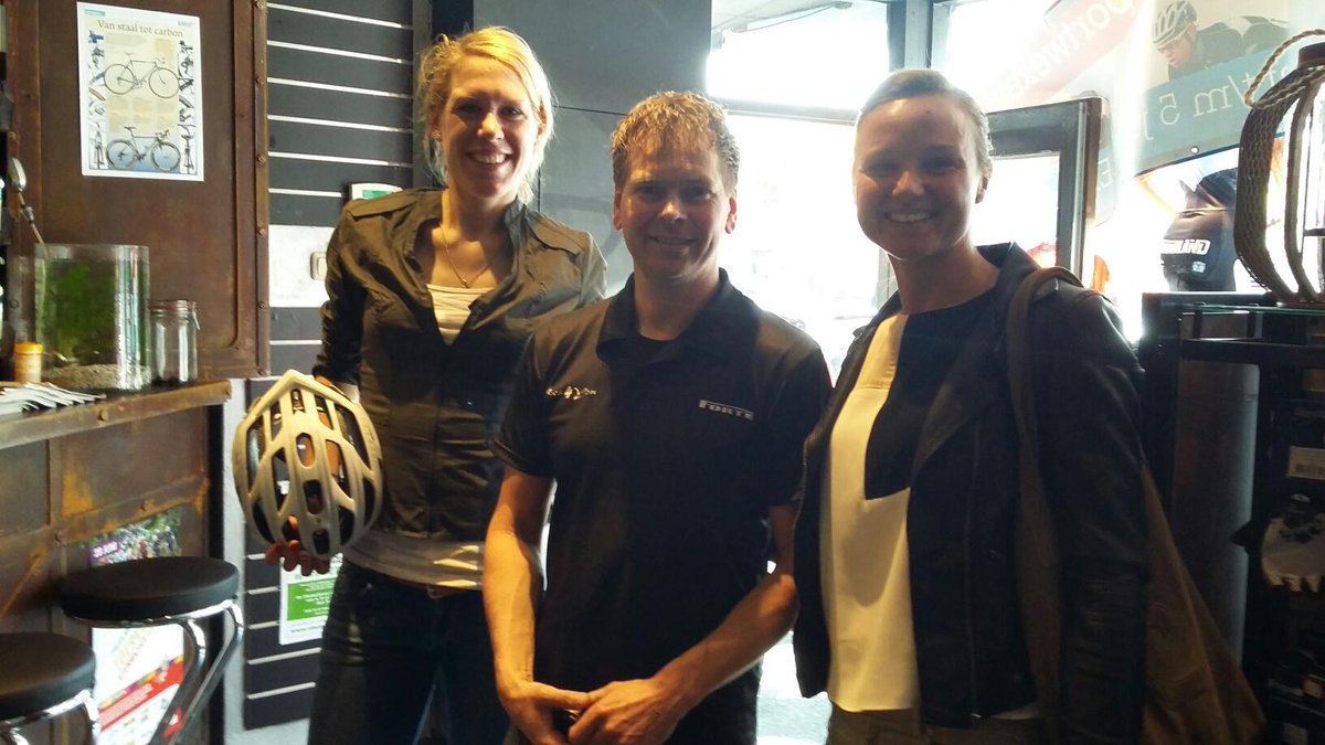 Ellen van Dijk en Chantal Blaak 2e en 3e op het NK Tijdrijden in Emmen brachten vandaag een bezoekje aan ons.