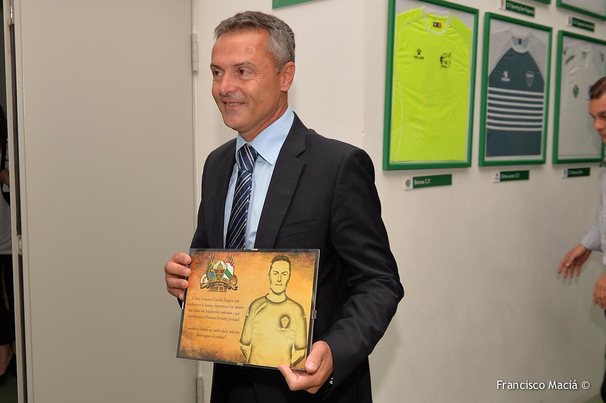 diariofjv's tweet photo. “Al técnico que venga le digo que este club y su gente te lo da todo”

Infórmate→ http://t.co/KLfrbTmd2J  #ElcheCF http://t.co/CNAjVQxKax