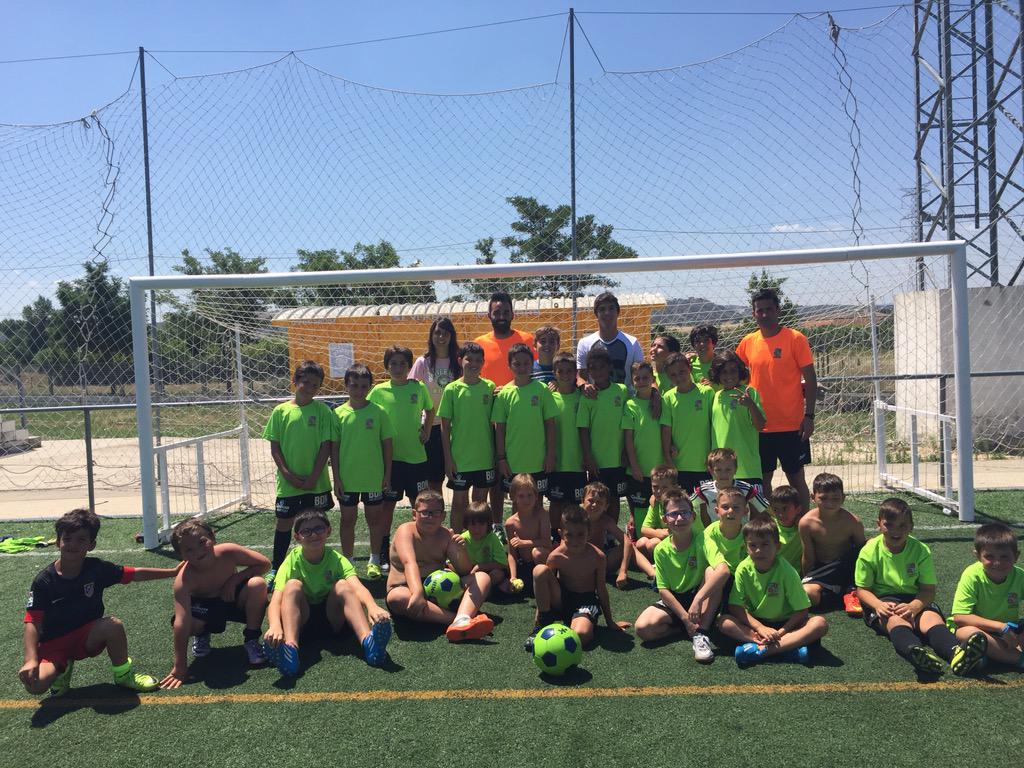 Emiliogil1Gil's tweet photo. Mil gracias @olitorres10 por hacer tan felices a los niños del Campus, estas cosas no tienen precio!! http://t.co/Apn963YA8j