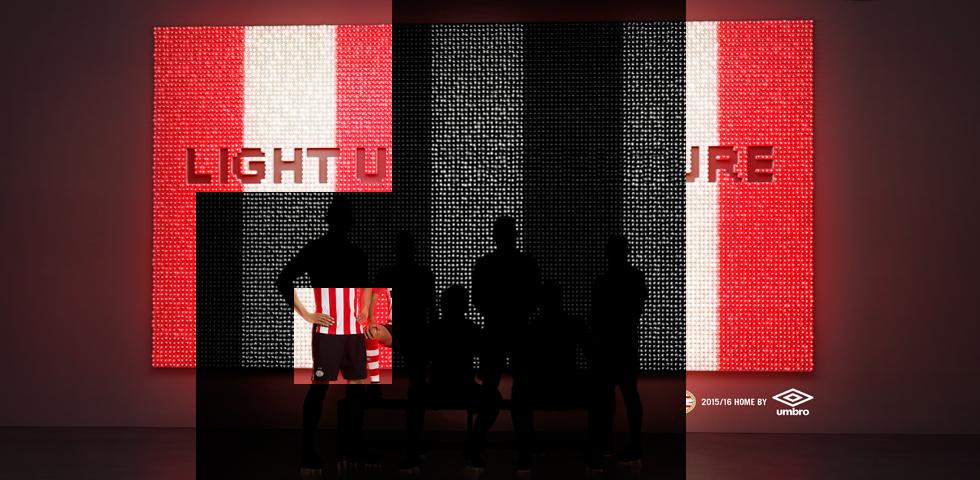 PSV's tweet photo. #LightUpTheFuture Profiteer van extra voordeel tijdens de voorinschrijving: http://t.co/jDjjdMJLZv #Umbro http://t.co/pdbamBNIZl
