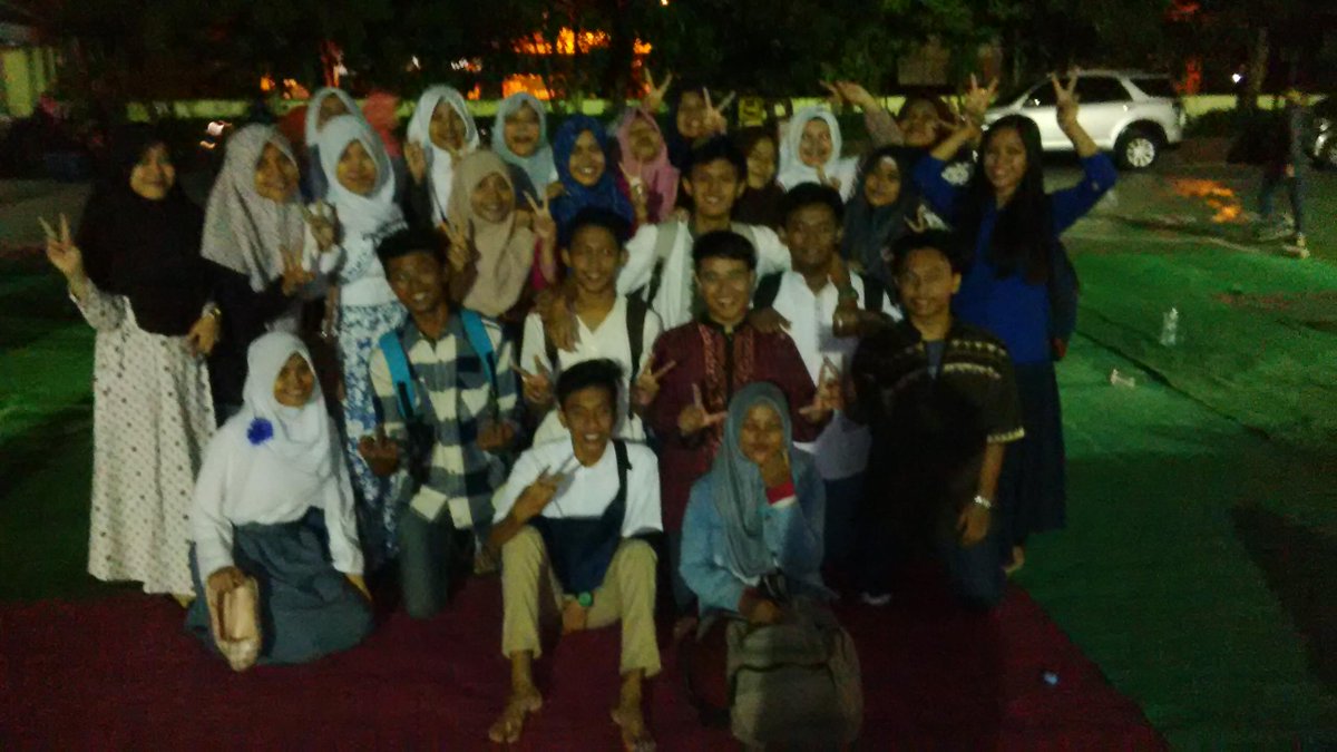 classAK2's tweet photo. Assalamualaikum, alhamdulillah bukber di Smk 31 nya lancar, bye11ak2 welcome 12ak2. :) http://t.co/svoUovS7Bk