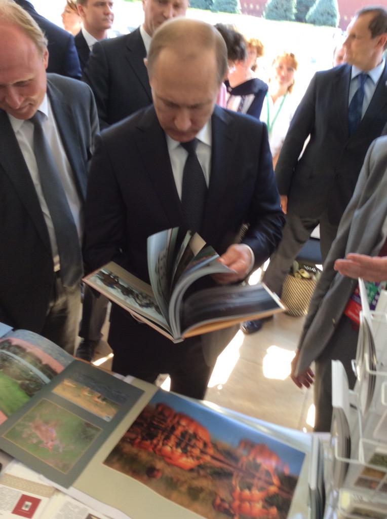 #москва #ФестивальКнигиРоссии #астрахань Кто на стенде "Регионы России"? Президент!:)))