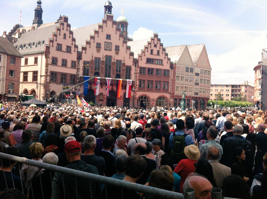 le_stre's tweet image. The Queen is coming home. Das Römer platzt aus allen Nähten.