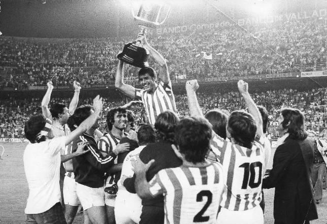 RealBetis's tweet photo. Hoy se cumplen 38 años de la primera Copa del Rey ganada en 1977 por el @RealBetis http://t.co/ip5p6mQEvT