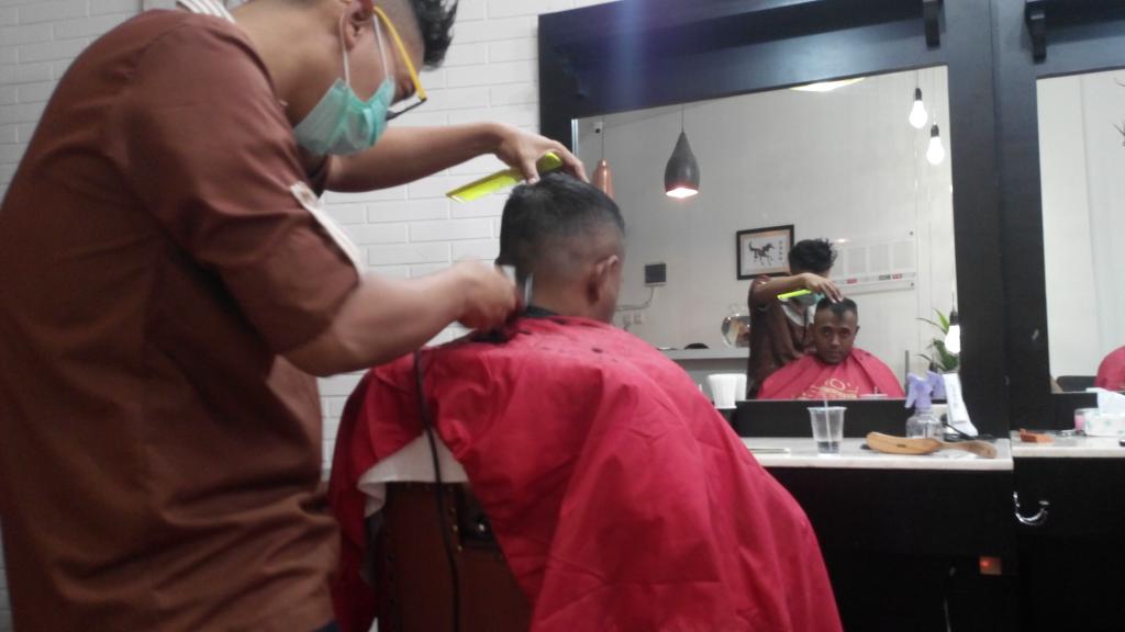 Kamu merasa kurang percaya diri, merasa nggak ganteng? Buruan kesini dan rasain bedanya setelah kluar dari sini :)