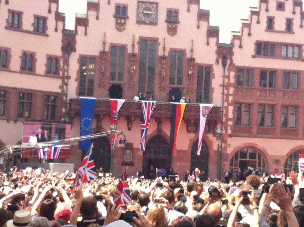 le_stre's tweet image. Sie kam, sah und winkte: Die Queen (blauer Punkt) hat Frankfurt erobert. #QueenInFfm